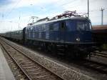 E 18 Die Blaue W�rzburger E18 047 kam am 27.Juni 2009 mit dem St�rtebeker-Sonderzug von Ilmenau nach Bergen/R�gen.Die Lok fuhr im Abschnitt Halle(Saale)-Bergen/R�gen und auch auf der R�cktour.Der Zug fuhr erst in den Nachtstunden wieder zur�ck solange wurde der Zug in Bergen/R�gen abgestellt.