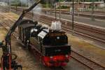BR 94 94 1538 wird am 20.06.09 im Bahnhof Sonneberg mittels LKW bekohlt. Im ehemaligen BW Sonneberg scheinen auch alle R�der still zu stehen, obwohl der Verein gro�e Ziele hatte.
