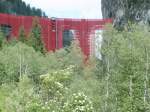 Hinter B�umen versteckt,der 65m hohe Landwasserviadukt bei Filisur der z.Zt.saniert ...