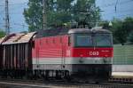 Tele-Shot von 1144 262 an einem schweren G�terzug im Schiebedienst ...