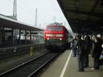 Sehns�chtig warten am 14.3.2009 die Fahrg�ste in Heilbronn auf 218 ...