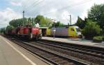 BR 294 Viel los im Bahnhof Eschwege West, w�hrend 294 840-4 das Hauptgleis 2 blockiert, schie�t ES 64 U2-096 mal eben auf Gleis 1 in Fahrtrichtung S�den an ihr vorbei. 29.06.2009.