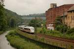 br-415-ice-t 28.06.2009 ein ICE BR 415 schl�ngelt sich neben der Wei�eritz entlang durch den Plauenschen Grund Richtung Dresden. Im Hintergrund die Br�cke der BAB A17 Dresden - Prag.