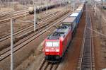 BR 185 mit Zugen 185 199 zieht am 29.03.09 den LKW-Walter durch Bitterfeld Richtung Halle(S).
