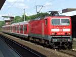 Einfahrt eines X-Wagen S-Bahnzuges, gezogen von 143 611, in Bochum ...