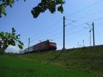 Die Re 460 093 strebt mit ihrem IR von Konstanz ...