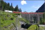 Wie der Landwasserviadukt wird auch diese Br�cke beim zweiten Kehrtunnel ...