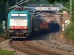 E 126 218 rollt mit einem gemischten G�terzug aus dem ...