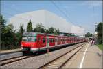 S-Bahnstation Neuwirtshaus (Porscheplatz) an der Linie S6. Bei diesem eigenartig ...