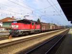 Die 1063 049 stand im Rankweiler Bahnhof am Bahnsteig 2 ...