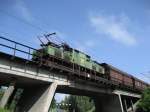 EL2-38 schiebt leeren Wagen �ber die Br�cke zum Ladungsplatz. In ...