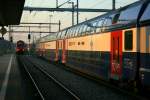 Abendliche Zugskreuzung zweier S3 in Fehraltorf am 7.11.2008.  ...
