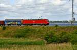 185 082 auf dem Weg nach Mukran nach passieren des ...