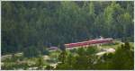 strecke-berninabahn-sm-ti Ein Regionalzug f�hrt mit ABe 4/4 III 53 und 54 bei Morteratsch Richtung Pontresina. (03.07.2009)
