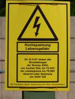 Schilder fur den Bahnverkehr Diese Schilder h�ngen an den Fahrdrahtmasten der Aachener S�drampe, hier wird schon mit belgischen 3000 Volt Gleichstrom gefahren. 
