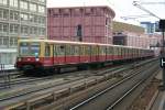 S-Bahn Berlin Triebzuggarnitur der Berliner S-Bahn mit 485 127-5 an der Spitze ist am 26.10.2008 in H�he Alexanderplatz auf dem Weg nach Spandau.