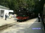 BR 99 99 2321 ist am 29. Juni im Bahnhof Heiligendamm zur Zugkreuzung eingetroffen.