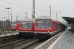 niedersachsen Zusammenkunft im Bahnhof Nienburg/Weser am 13. April 2008: Links 424 518 mit einer S2 nach Hannover Hbf, in der Mitte ein RE nach Minden/Westfalen und daneben ein RE nach Rotenburg/W�mme.