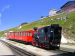 schafbergbahn Salzkammergut 2009 - Einige Z�ge der Schafbergbahn pr�sentieren sich bereits in einer neuen Lackierung der Salzkammergut-Lokalbahn. Dieser hier, tr�gt aber noch den �BB-Anstrich und bei genauem Hinsehen sind sogar noch die Abdr�cke der �BB-Logos an den Fahrzeugen zu erkennen. Schafbergspitze, 25.05.2009