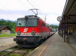 br-1142 Salzkammergut 2009 - Einen City-Shuttle Pendelzug schiebt am 28.05.2009 die 1142 704 aus dem Bahnhof Bad Ischl. Auf der Salzkammergutbahn schieben die Loks in Richtung Obertraun. Die Baureihe 1142 ist neben 1044, 1016 und 1116 auf dieser Strecke allgegenw�rtig.