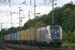 br-182-private Das Wetter wu�te nicht so richtig, was es an den letzten Mai-Tagen in K�ln-Gremberg anfangen sollte... ES 64 U2 - 022 der Wiener Lokalbahnen zieht einen Containerzug, aus K�ln-Kalk kommend, in die Nord-Einfahrgruppe.
