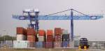 Eine Wincanton-Lok steht mit Containerwagen in einer Wincanton Verladeanlage im ...