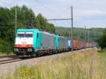 Montzenlinie Aachen-Montzen-Vise Die blitzblank geputzte Cobra-Lok 2828 mit der abgeb�gelten 2824 und einem Containerzug im Schlepp kurz hinter dem Viadukt von Remersdael. Aufgenommen am 05/07/2009. 