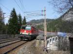 br-1142 09.04.09, Breitenstein: Die 1142 680-6 zieht einen sechsteiligen Modularwagenzug den Semmering hinauf und �berquert dabei das 177m lange Kalte-Rinne-Viadukt. (Originalaufl�sung 3456x2592)