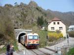 br-5047 06.04.09, Wachau: Der 5047 021-0 �berquert eine schmale Stra�e bevor er den 120m langen D�rnsteinertunnel durchquert. (Originalaufl�sung 3456x2592)
