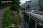 stubaitalbahn N�85 rollt am Photographen vorbei richtung Fulpmes, man sieht schon die beginnende Neigung der Kurve �ber die Br�cke. Ende Juni/Anfang Juli 2009 kHds