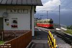 stubaitalbahn N�86 der Stubaitalbahn steht im wunderbar erhaltenen Bahnhof Kreith, wo er auf die Abfahrt nach Innsbruck wartet. Hier ist eigentlich alles Original, und durch das in den 80ern geschleifte Wechselstrom-Unterwerk talseits der Ausweiche hat man au�erdem noch Panorama gewonnen (wenigstens etwas, in Kreith allerdings immerhin!) Ende Juni/Anfang Juli 2009 kHds