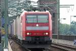 BR 185 mit Zugen Die 185 153-4 �berquert die K�lner S�dbr�cke am 04.07.2009