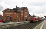 S-Bahn Hannover 424 501 als S2 nach Nienburg w�hrend der Einfahrt in den Bahnhof Neustadt am R�benberge, 9. M�rz 2009.