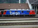 re-6-6-re-620 NEU sieht sie aus: Re 620 051-3 Arlesheim im cargo-Design neben dem Depot in Erstfeld, 05. Juli 2009