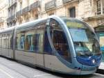 Bordeaux Strasenbahn Die meisten Wagen tragen den Namen einer Ortschaft, die mit der Region Bordeaux verbunden ist. Hier steht 2303 mit dem Namen der japanischen Stadt Fukuoka (Partnerstadt von Bordeaux) in Gambetta. 8.Juni 2009.