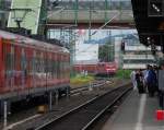 Grauer Betriebsalltag auf der Main-Weser-Bahn. 111 104-6 f�hrt mit dem ...