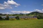 Re 421 Eine Re 421 ... Cargolok zieht einen InterRegio durch das liebliche Fricktal nach Z�rich. Den Fahrg�sten wird das sicher egal sein, wenn man p�nktlich ankommt. Ein  sch�ner Fototag mit herrlicher Wolkenbildung im Fricktal (Aargau) am 6.7.2009. 
