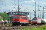 BR 155 Nachdem 155 120-9 mit einem Rungenwagen ein paarmal hin und her rangierte, kam sie mit einer besonders wertvollen Fracht zur�ck... (Gremberg, Ende Mai 2009).