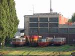 br-810 Verschiedene Schienebusse (v.l.n.r. 011 271-4, 810 450-7, 011 402-5) und eine Diesellok (742 400-5) auf Bahnbetriebswerke Leopoldov am 12-08-2005.