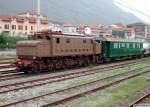 E 626 Zwischendurchhappen mit einer urigen Italienerin. E626 beim Simplonjubil�um in Domodossola. (20. Mai 2006) 
