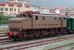 E 626 Zwischendurchhappen mit einer urigen Italienerin. E626 beim Simplonjubil�um in Domodossola. (20. Mai 2006) Gru� an Enrico... ;-)