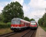 Steuerwagen Bauart Wittenberge Alt trifft neu: Links ist ein Karlsruher Kopf an der RB 21167 Itzehohe - Hamburg-Altona bei der Einfahrt in Prisdorf zu sehen und rechts steht die RB 21164 nach Hamburg-Altona - Itzehohe mit einem Wittenberger Kopf. Aufgenommen am 6.07.09 in Prisdorf.
