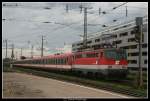 br-1042 1042 018 am 22. Mai 2009 mit ein drei 4010er Garnituren in Wien H�tteldorf.