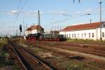 52 8154-8 und E94 056 rangieren vor dem Stellwerk B2 ...