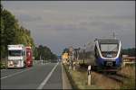 Schnurgerade verl�uft die Trasse der Bahnstrecke (KBS 406) neben der ...