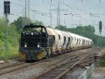 Mietlok MRCE 5001677 der Neusser Eisenbahn mit Kalksteinmehlzug am 8.Juli ...