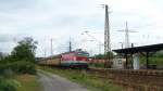 BR 1144 der �BB rauscht durch den fr�nkischen Haltepunkt W�rzburg ...