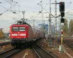 112 189-6 vor Re1 nach Eisenh�ttenstadt am 26.10.2008 in Berlin ...