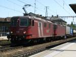 Am 23.05.2009 durchfahren die Crossrail Re 4/4 III 114+115 mit ...