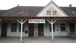 Haltepunkt W�rzburg-Zell. Das Bahnhofsgeb�ude ist sehr vergammelt. Auch der Bahnsteig ...